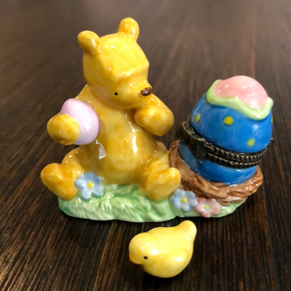Classic Pooh porcelain hinged box - egg & chick